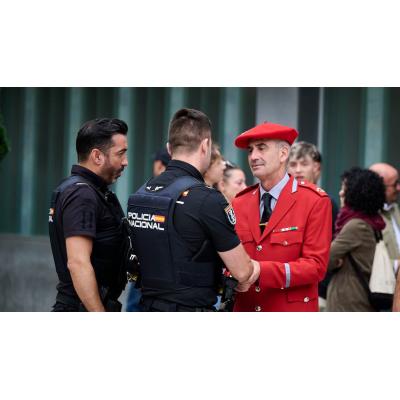 La Policía Foral recibe una ola de cariño en Pamplona tras la muerte en accidente de sus cinco agentes