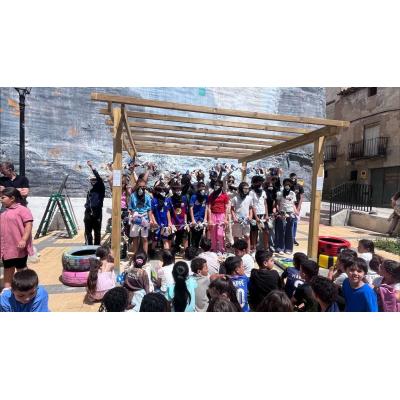 El cómic que ha llevado a cien escolares de un pueblo de Navarra a plantar vides en su plaza