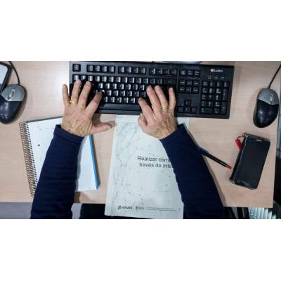 Los cursos gratuitos para mujeres en Pamplona que enseñan desde usar el móvil hasta ChatGPT