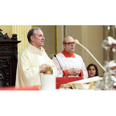 El emotivo recuerdo en la Misa de la Escalera a los policías forales fallecidos: "Ya están bajo el capotico de San Fermín"