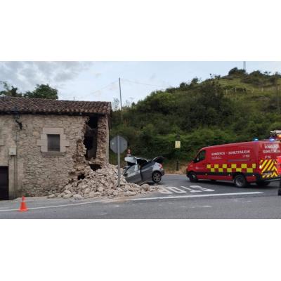 Una joven de 20 años herida tras salirse de la vía y empotrar su coche contra un edificio en Navarra