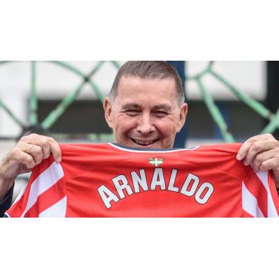 Otegi posa orgulloso en un mitin con la camiseta del Athletic que anexiona Navarra al País Vasco