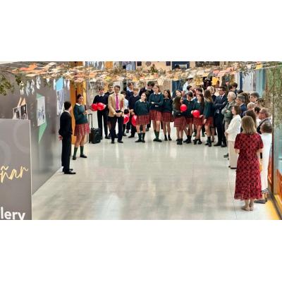 El colegio de Navarra que ha convertido sus pasillos en una galería de arte junto al artista Javier Viver