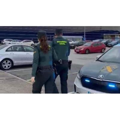 Bolsos y tarjetas robados en aparcamientos de Navarra: la Guardia Civil identifica a dos peruanos