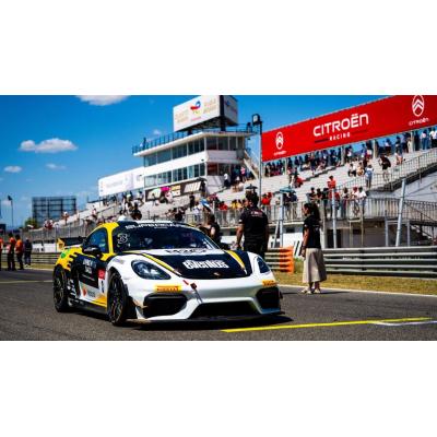 El piloto navarro que sorprende en una gran competición de Supercars con una remontada excepcional